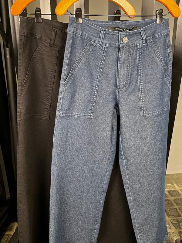Wide leg, de pierna ancha y con bolsillos 
plaque, es con spandex.