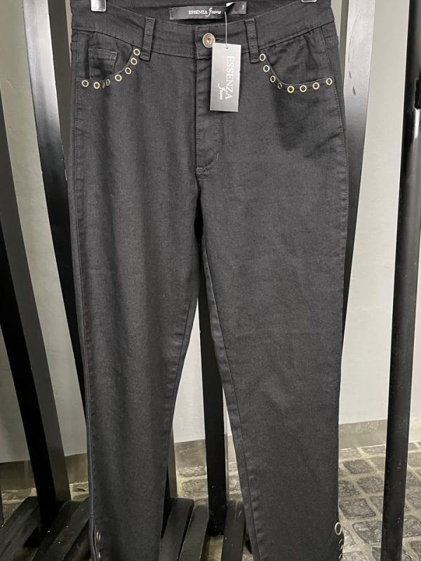 Jean con spandex negro con detalle de broches 
en bolsillos y botamanga.