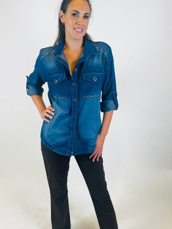 Camisa denim con spandex, con tachas y 
broches adelante y atrás en espalda.