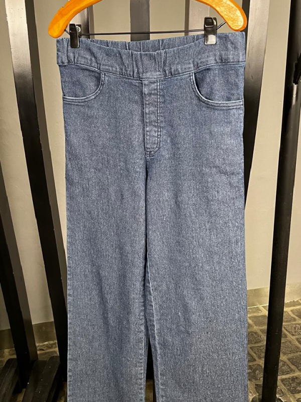 WIDE, jean con spandex,  
cintura con elástico sin cierre y pierna ancha.