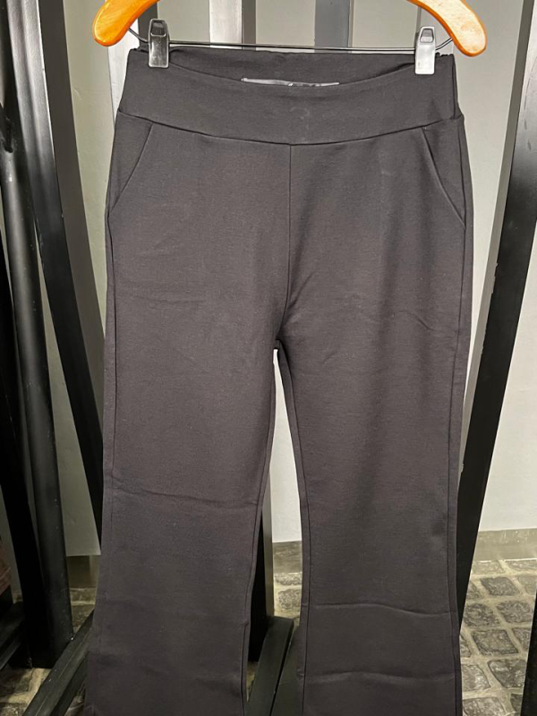 Pantalón de punto roma con bolsillos 
delanteros y traseros. Se va ensanchando antes 
de la rodilla, dando una forma acampanada.